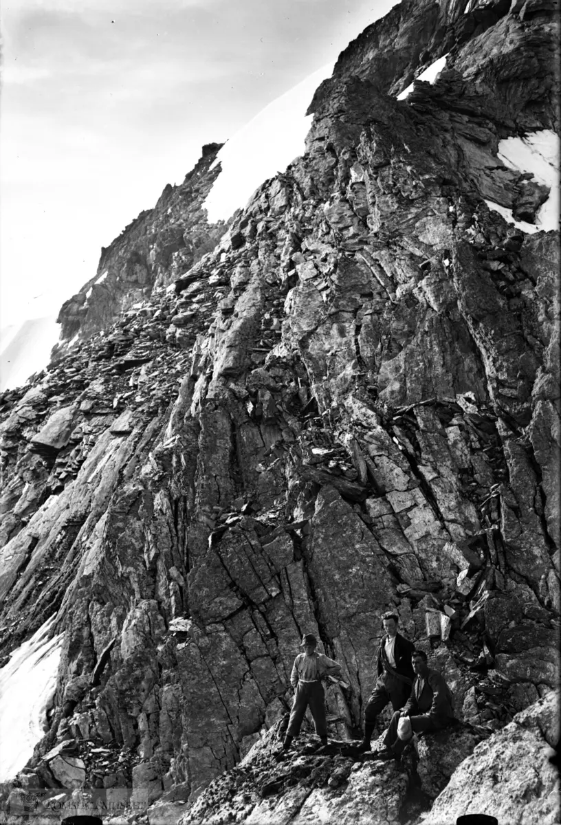 Vengetind, hvil midtveis..Store Venjetinden el. Store Vengetind er den høyeste toppen i Vengetindmassivet, 1852 moh.. Fjellet ligger i Rauma kommune i Romsdal.