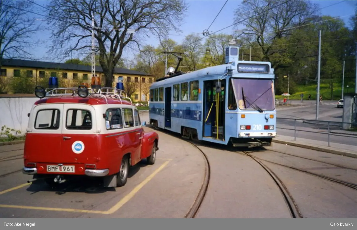 Vogn 210 ble gitt til Stockholms Spårvägar (SS) - Djurgårdslinjene da vogntypen ble tatt ut av bruk i Oslo i 2000. Her ved Djurgårdslinjens vognhall ved Allkäret sammen med SS utrykningsbil, en Volvo Duett ("Putte")