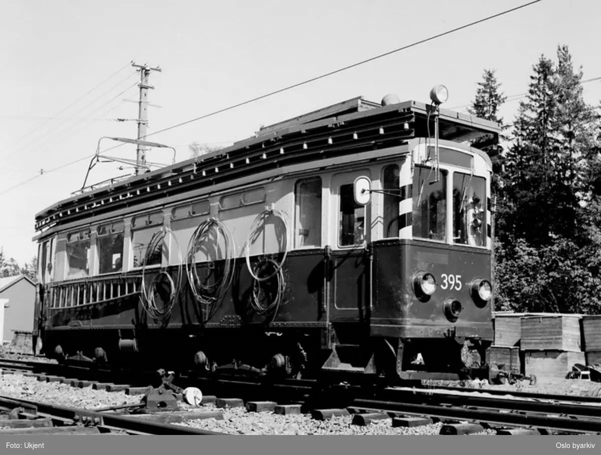 Bærumsbanen, A-vogn 398. De siste A-vognene ble utrangert i 1958, men som arbeidsvogn gikk de helt fram til 1990- tallet. Her på banetomta.