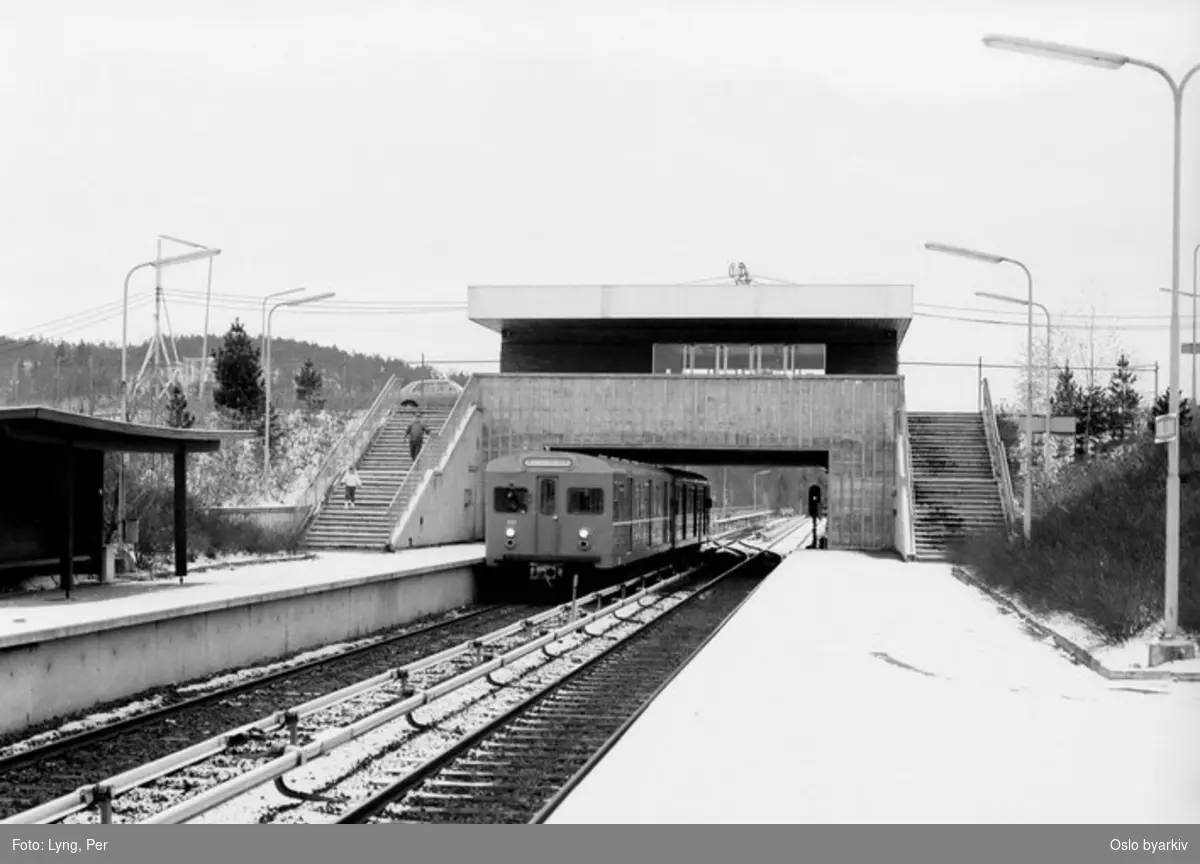 Oslo Sporveier. T-banevogn 1002, serie T1, på linje 3, Østensjøbanen, her ved Skullerud T-banestasjon (endestasjon).