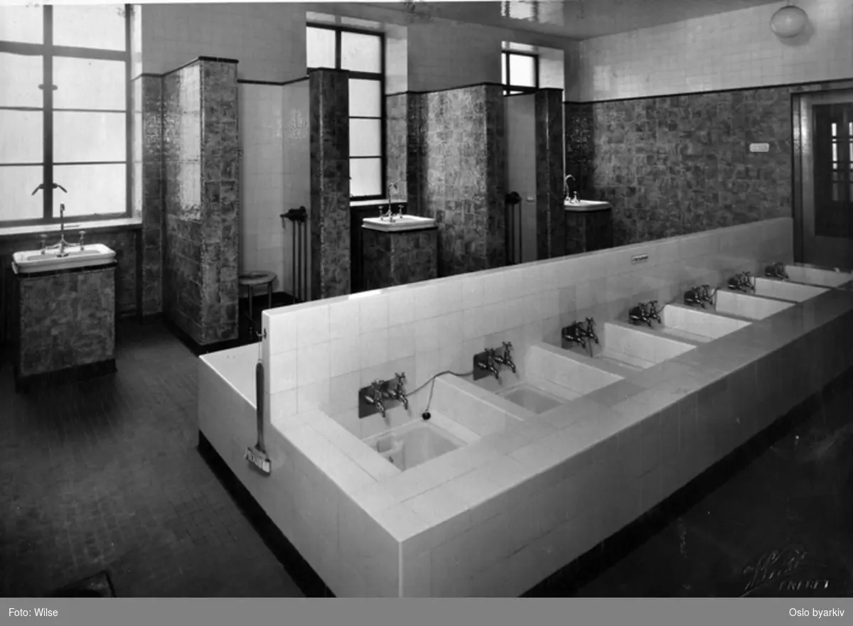 Fotkummer i dusjavdelingen, vasker og dusj med toalettstol. Fargede marmorfliser på vegger og Interiør. Mosaikkfliser på gulv. Torggata bad.