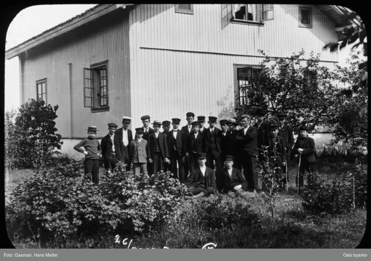 En gruppe menn og ungdommer som poserer for fotografen, 26. juli 1903. Blom, ved Sundvollen?