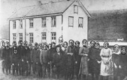 Klassebilde frå Eidsvåg skole i 1914. Fullstendig namneliste