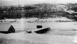 Parti frå Eidsvåg. Vi ser kaia på Vollahaugen med pakkhus og