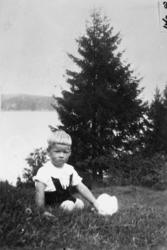 "Bildet er tatt et sted vi kalte "bakkan" med fin utsikt til