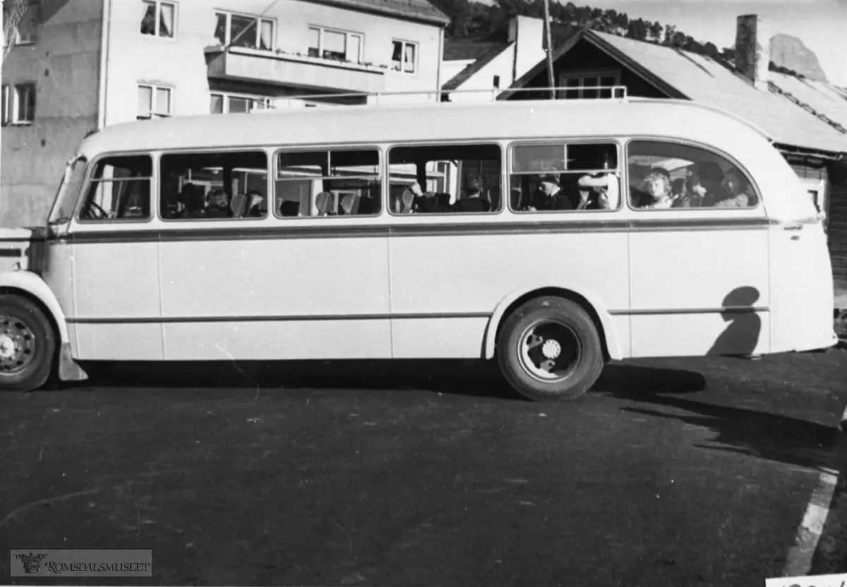 Eidsvåg Auto sin buss "Sisu". Her skal Gisle Kalset kjøre en tur til Trollstigen...Bussen var av merket SISU, en finsk bilprodusent som fremdeles bygger lastebiler, men som tidligere også bygde busser. Noen svært få slike busser, anslagsvis 15, ble levert til Norge. De fleste kom på 1950-tallet. Denne bussen ble levert i 1950 med karosseri fra Bjørges Karosserifabrikk i Skien. Den ble registrert T-8205. Bussen ble sterkt skadet av brann i 1953, og nytt karosseri ble bygd av Brødrene Solheimdal i Molde (Solemdalen). Bussen var i trafikk til 1967.