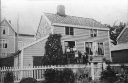 Øvre vei 10 i Molde fra 1912 og viser på trappa familien som