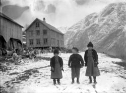 Fra Hoem, Eikesdalen. Ingeborg (t.v.) og Elen Edvardsdatter 