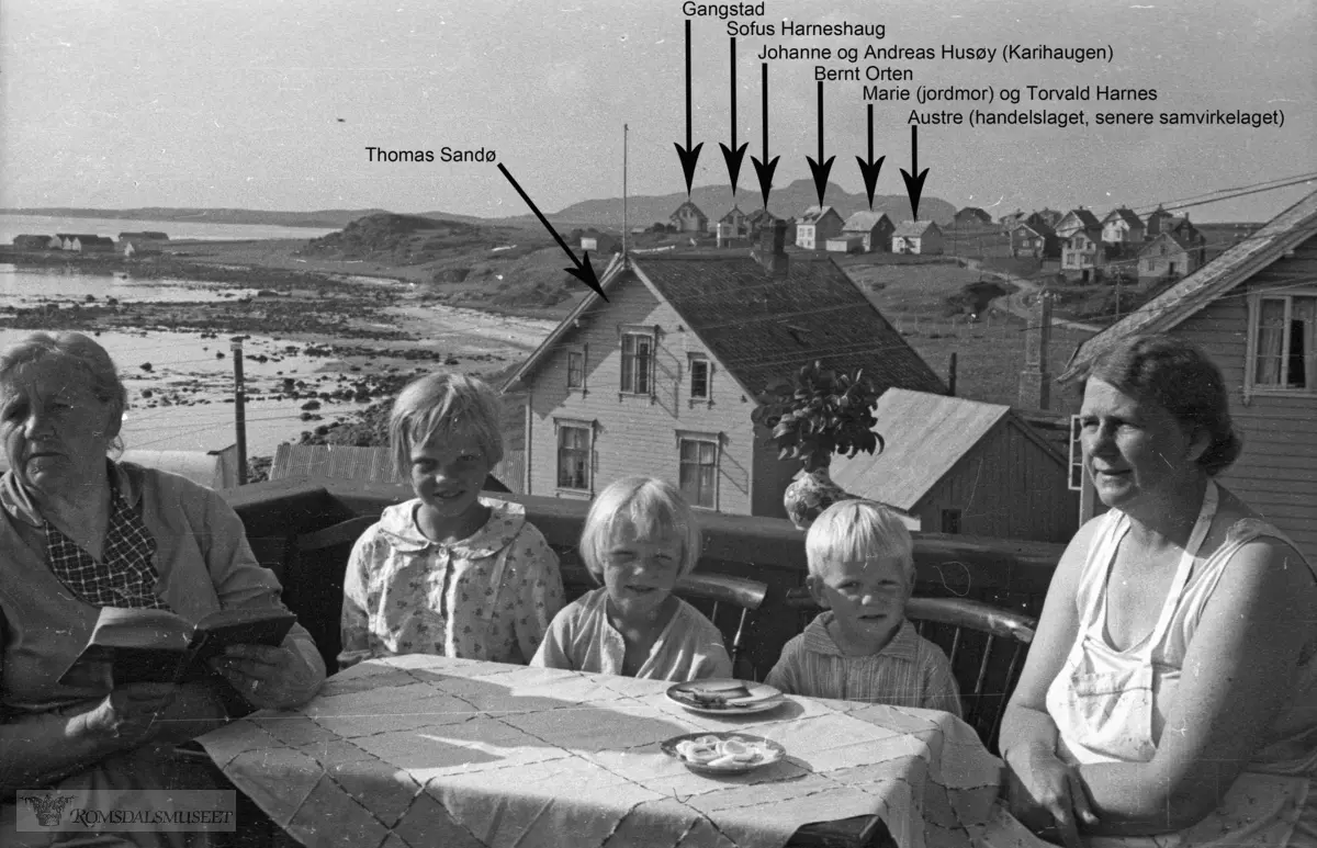 På verandaen på Bergtun..I bakgrunnen ser vi f.v husene til Thomas Sandø, Gangstad, Sofus Harneshaug, Johanne og Andreas Husøy (Karihaugen), Bernt Orten, Marie (jordmor) og Torvald Harnes, Austre (handelslaget, senere samvirkelaget).Beret Anna Andreasdotter Brunvoll g. Sæbjørnsen f.1878 d.1965 g.m Ole Elias Sæbjørnsen bror til S.S.