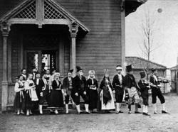 Brudefølge 2. febr. 1872. Skolegården inne ved elva. "En bru