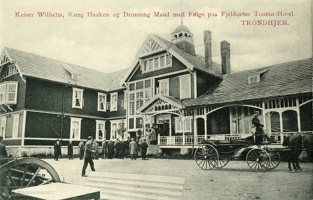 Fra Kroningsreisen i 1906..Keiser Wilhelm, Kong Haakon og Dronning Maud med følge på Fjellsæter turist hotell.