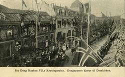 Fra Kroningsreisen i 1906..Kongeparet kjører til Domkirken.