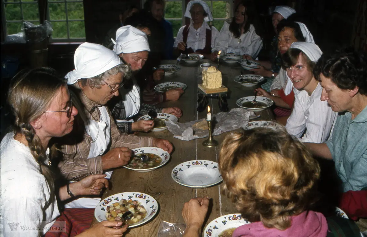Middag i Hammervollstua..Olsok på Romsdalsmuseet i 1981. .Med Eresfjord Bondekvinnelag.