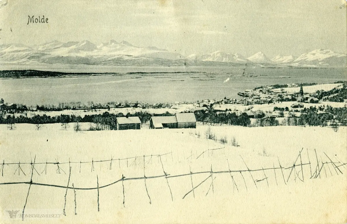 Molde by sett fra nord., Molde i panorama med fjorden, holmene og Hjertøya i bakgrunnen..27KA1