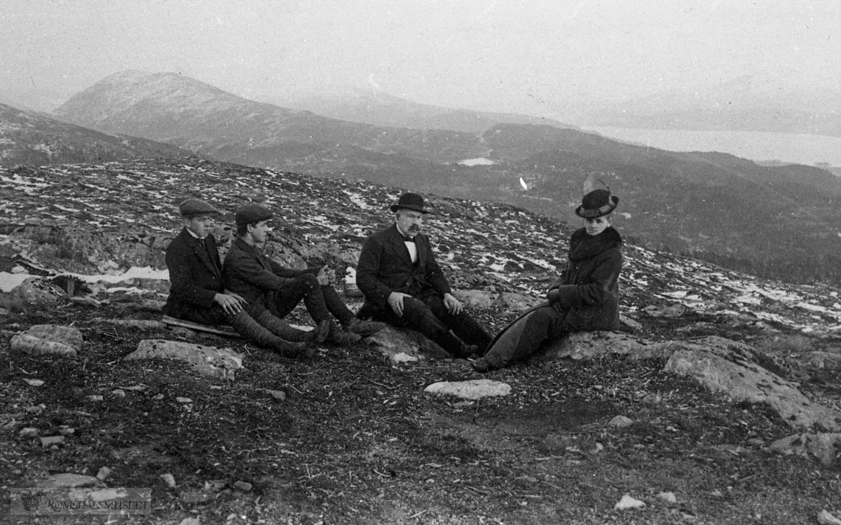 Ekteparet Hansen på fjelltur med sønnene Alf og Edvard..I bakgrunnen til venstre ser vi Tusten..I bakgrunnen til høyre: Fannefjorden..(Se EKH trykk og Molde gjennom 100 år, 1898-1998)