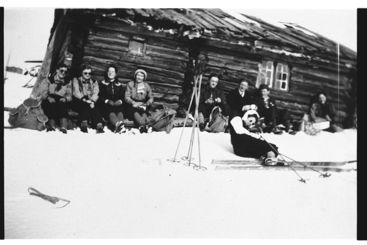 Gruppe,skitur.
Skitur nr 2 frå h.Peder Sørbøl,nr.3 Ola H.Lien,nr.4 Nils Løstegård,nr 5 Margit Viljugrein,nr.6 Klara Løstegard Slåtto og Birgit Slåttestølen.
