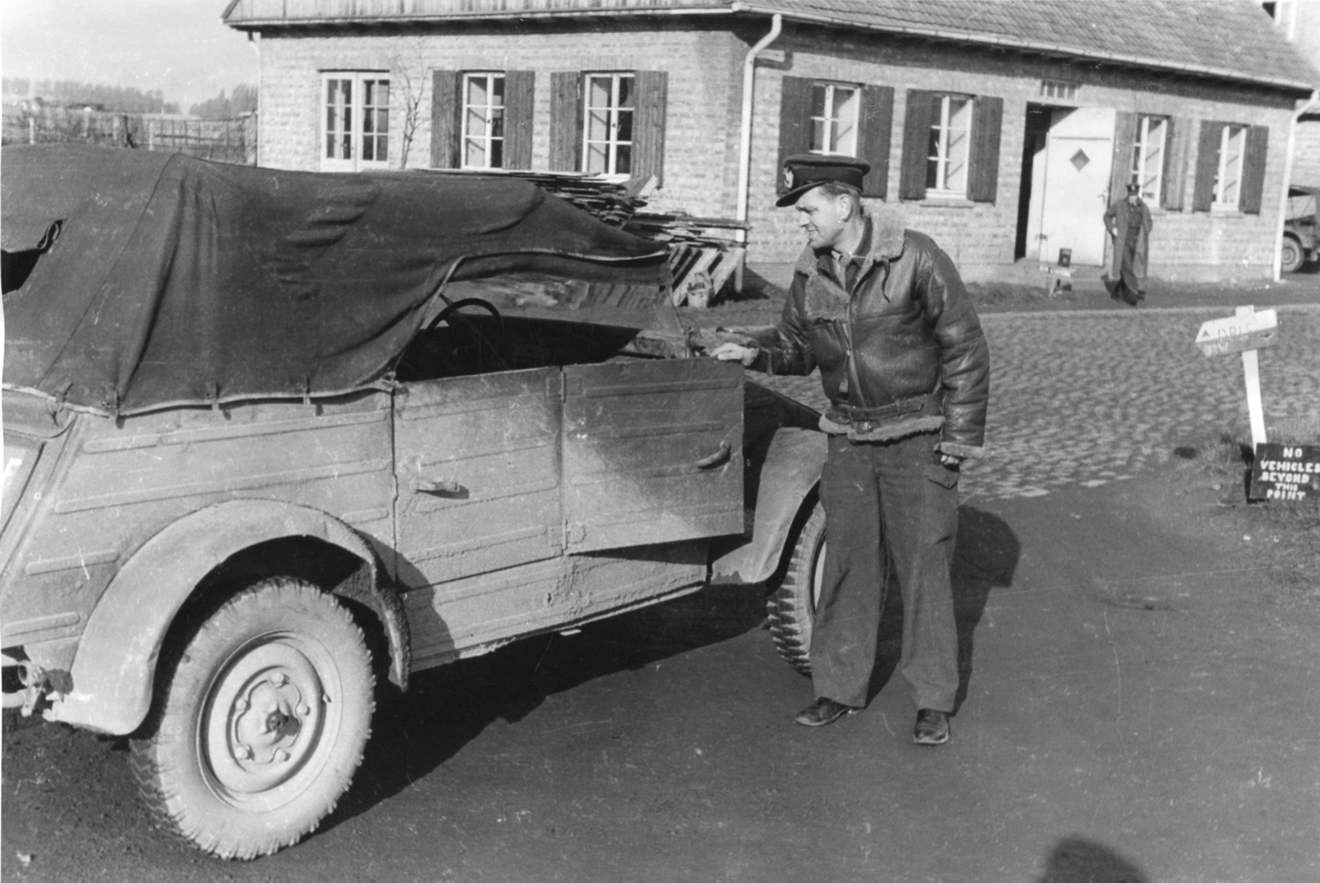 Et erobret tysk militært kjøretøy (Kübelwagen, VW) brukes av personell fra 132 (N) Wing.