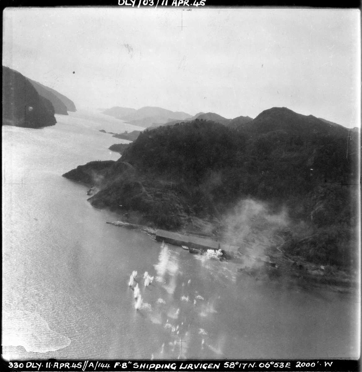 RAF angriper fiendtlige skip i en norsk fjord, 11. april 1945.