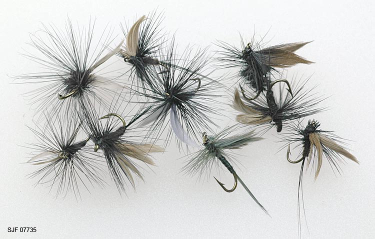 Tilstand: I forbindelse med omfotografering av gjenstander høsten 2002 fant OT Ljøstad at alle fluene i ett av eskens rom var helt ødelagte av møll, mens fluene i et annet rom var delvis ødelagte.  Skadene skyldes lagring i magasin C, som har temperaturforhold som møllen tåler. 

Boksen inneholder ialt 104 fluer. For å nevne noen: Red Tag og Black Gnat. Tørrfluen flyter og kan sees selv i dårlig belysning da den flyter høyt på grunn av de lange armene. Boksen har ialt 10 rom. Giveren har skrevet ei bok med navnet "Isfiske" sammen med Knut Rom. Giverens far var en ivrig sportsfisker og er gitt tittelen "Den fullendte sportsfisker". 