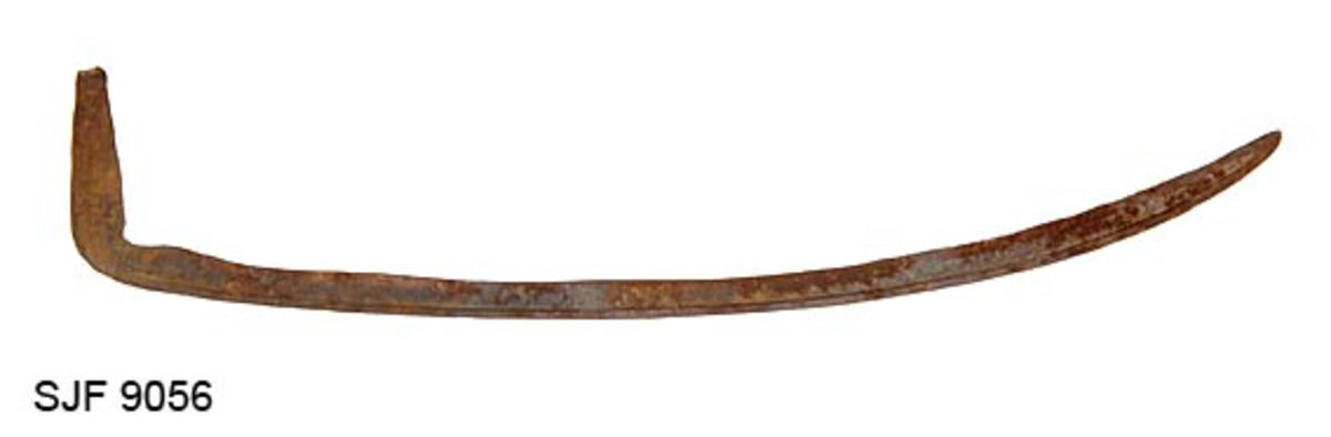Ljåblad fra smia til smeden Svein Svimbil (1888-1987) i Tinn i Telemark; som ble overlatt til Norsk Skogbruksmuseum i 1991. Bladet er forholdsvis lite og spinkelt - 39,9 centimeter langt og opptil 1,6 centimeter bredt (innerst) - og kan ha vært smidd med tanke på et stuttorv. Bladet har en slakt buet form, og buen blir noe krappere mot den en spisse ytterenden. Godset i bladet er cirka 1 millimeter tjukt, men langs den konvekse bladryggen er det smidd en opptil 4 millimeter bred forsterkende kant som skulle forebygge at bladet knakk om slåttekaren var uheldig og slo borti ei tue, en stein eller et annet hardt objekt. Innerst på bladet er det smidd en cirka 6 centimeter lang arm, noenlunde vinkelrett på egglinja. Denne delen av ljåbladet smalner noe mot ytterenden, der det er en om lag 1,3 centimeter lang oppovervendt pigg. Den nevnte armen skulle ligge an mot en skrå fas nederst på orvet (ljåskaftet), der piggen skulle stikkes inn i et hull som stabiliserte bladets posisjon når det ble bundet fast, eller i nyere tid skrudd fast ved hjelp av ei stålhylse. Armen er stemplet «S.T. TINN». Dette er initialene til den nevnte smeden, som før han i 1918 kjøpte småbruket Svimbil, brukte etternavnet Tverberg.