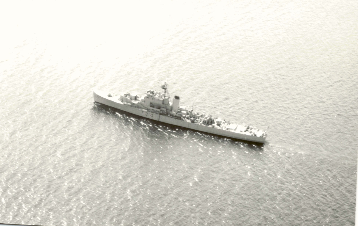 Motiv: River klasse fregatt "Troll"(F314) Babord bredside

