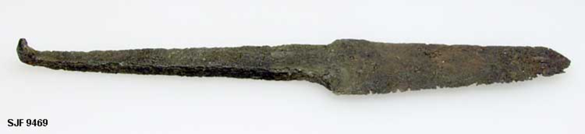 Form: Kileformet tverrsnitt
Gammel kniv med kileformet tverrsnitt, som var en gammel måte å lage knivblad på. Kniven er funnet et sted på Ringerike. Den er blitt datert av arkeologen og kniventusiasten Arne Emil Christensen til et sted mellom 800- til 1800-tallet. 
