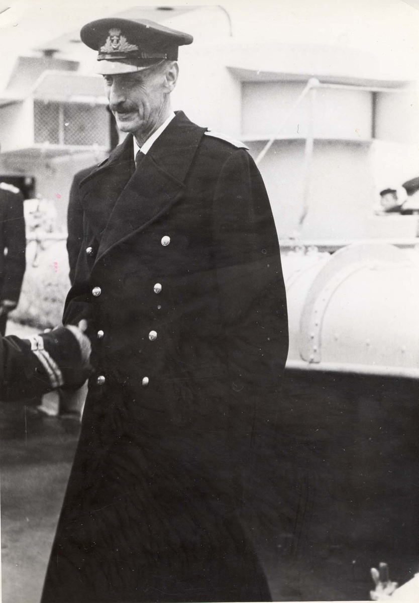 Jageren "Stord".  HM Kong Haakon VII. på inspeksjon under 2. VK.
