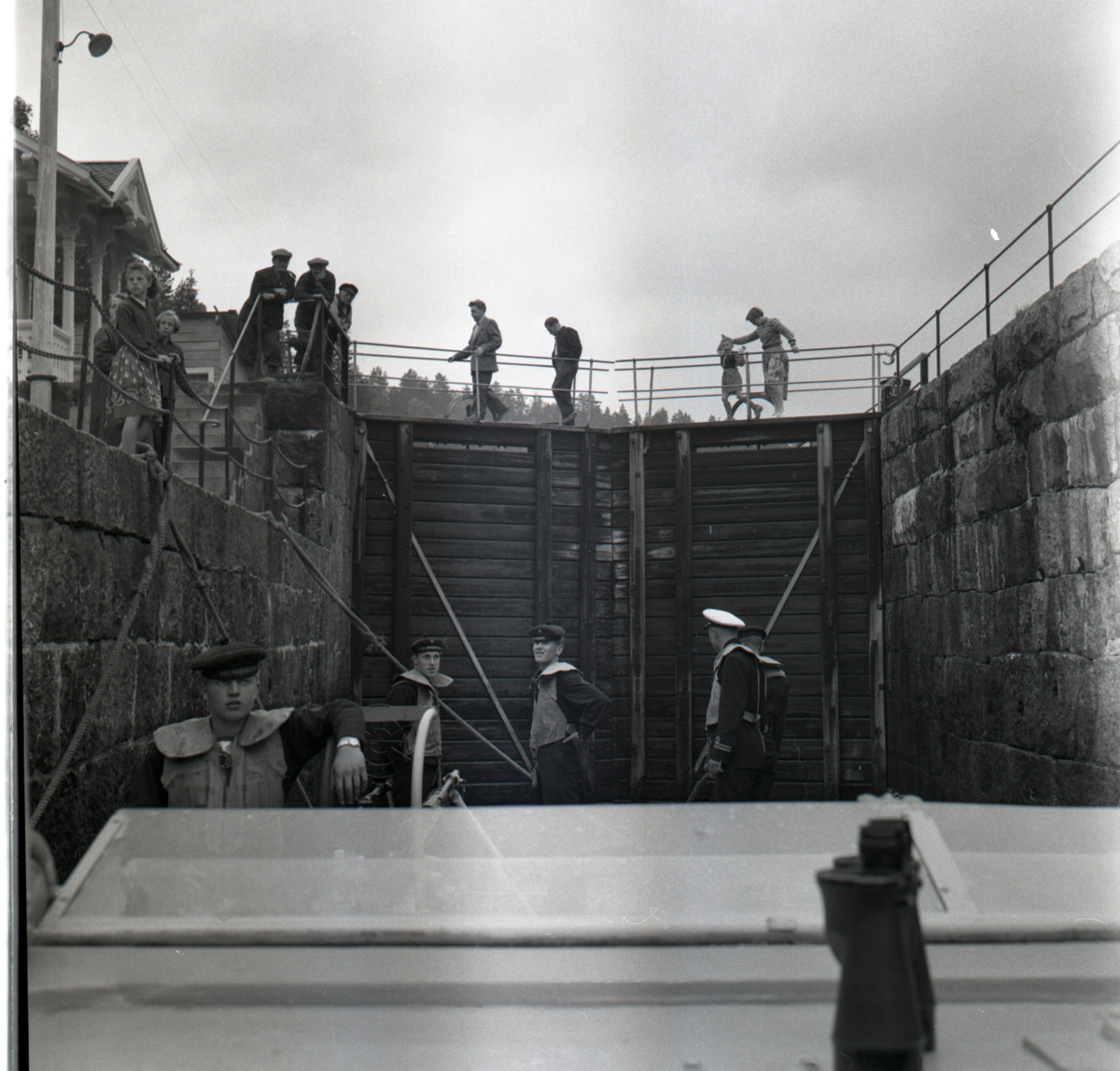 Samlefoto: Elco-klasse MTB-er gjennom Bandak-kanalen i juli 1953.
Slusekjøring.