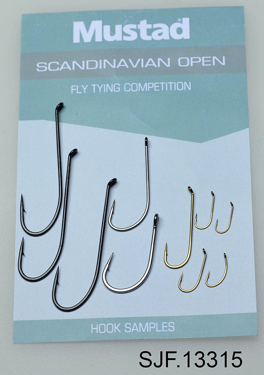 Vinnerkroker fra Mustad Scandinavian open 2012. Består av 10 fiskekroker i et plastetui. Dette er kroker som kan brukes til å binde fluer til konkurransen. 
