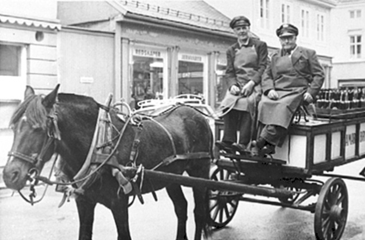 Hamar, to kusker fra Hamar bryggeri kjører hest og vogn med ølkasser, Hamar bryggeri sin ølvogn, 