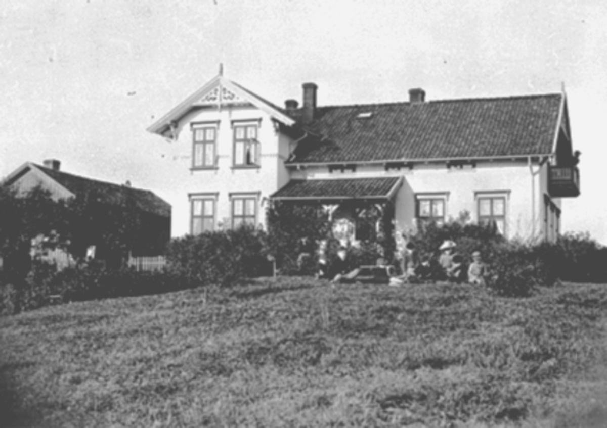 Hamar, materialforvalter Negaards hus i Parkgata 42. Folk i hagen.
Materialforvalter Johan Negaards hus. Han levde 1843-1889. Huset ble bygd til ekteparet av hans svigerfar Torkild Lømo (1854-1951). Johans kone Maren (1854-1951) bodde deretter her med 7 barn, men hun flyttet senere opp på kvisten, der hun bodde med sin datter Signe Kristiane (1884-1972) i 1910. Da bodde datteren Johanne Hoel (1880-1951) med sin ektefelle Harald Hoel (1875-1953) og datter Gunhild Elisabeth (1904-1992) i første etasje, gaten het da St. Olavs gate 17, nåværende Parkgata 42.