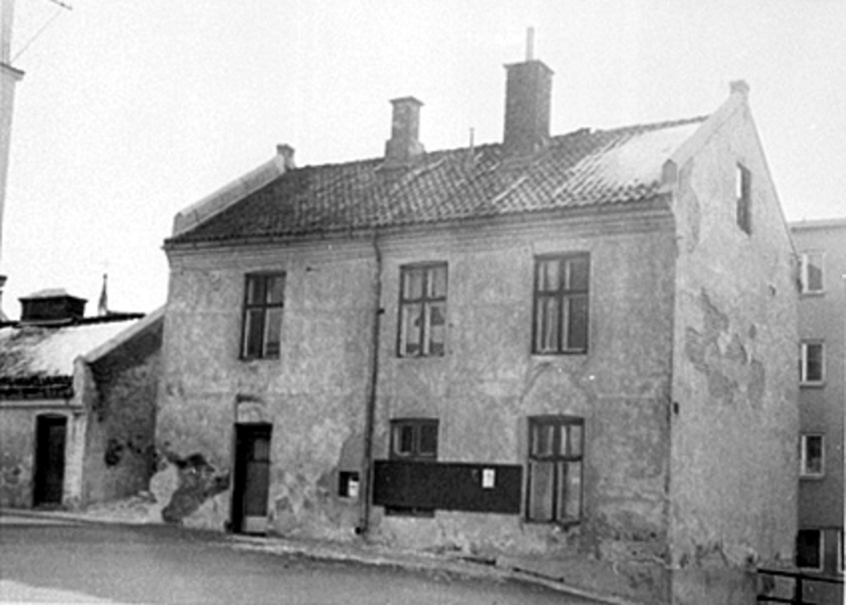 EKSTERIØR MIDTBYEN SKOLE, LITE HUS MOT SEMINARGATA. På 1950 tallet var huset vaktmester bolig. Og det var også her det var skolekjøkken. 