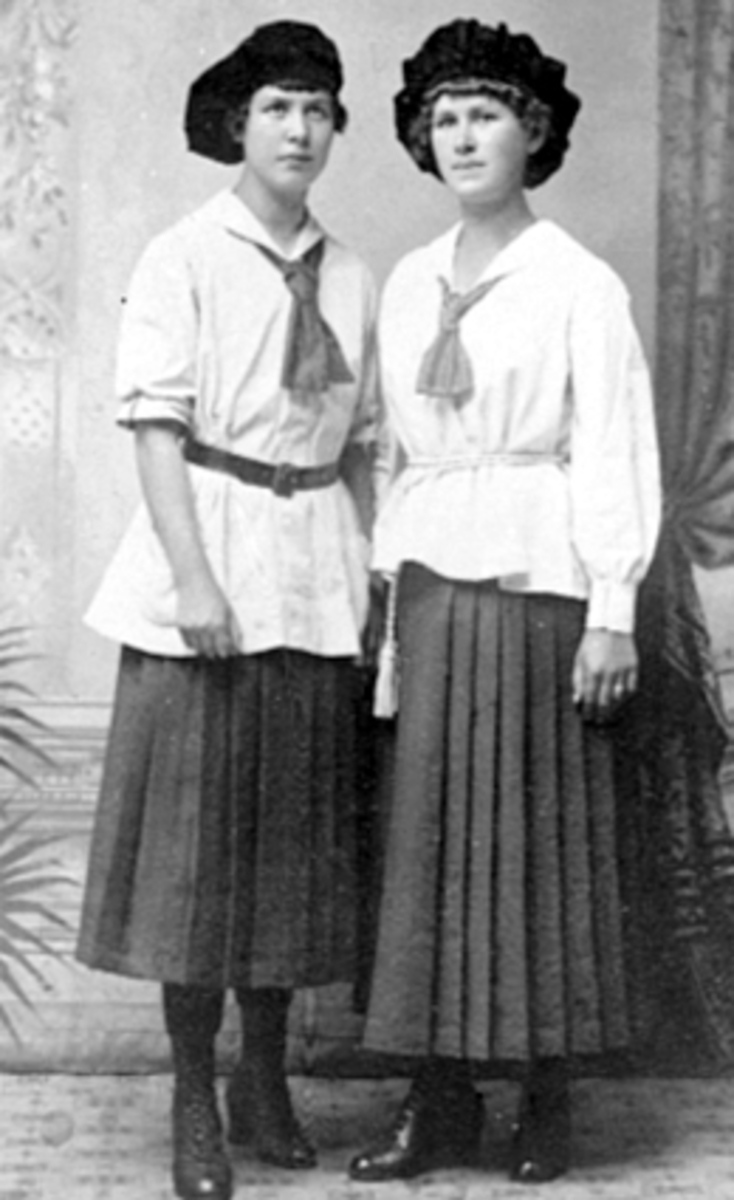 Gruppe 2 kvinner. T. h  Ida (?) Olsen og Anna Olsen 1894-1976. Døtre av Lars Olsen og Ingeborg Andersdatter. Kvinnedrakter.