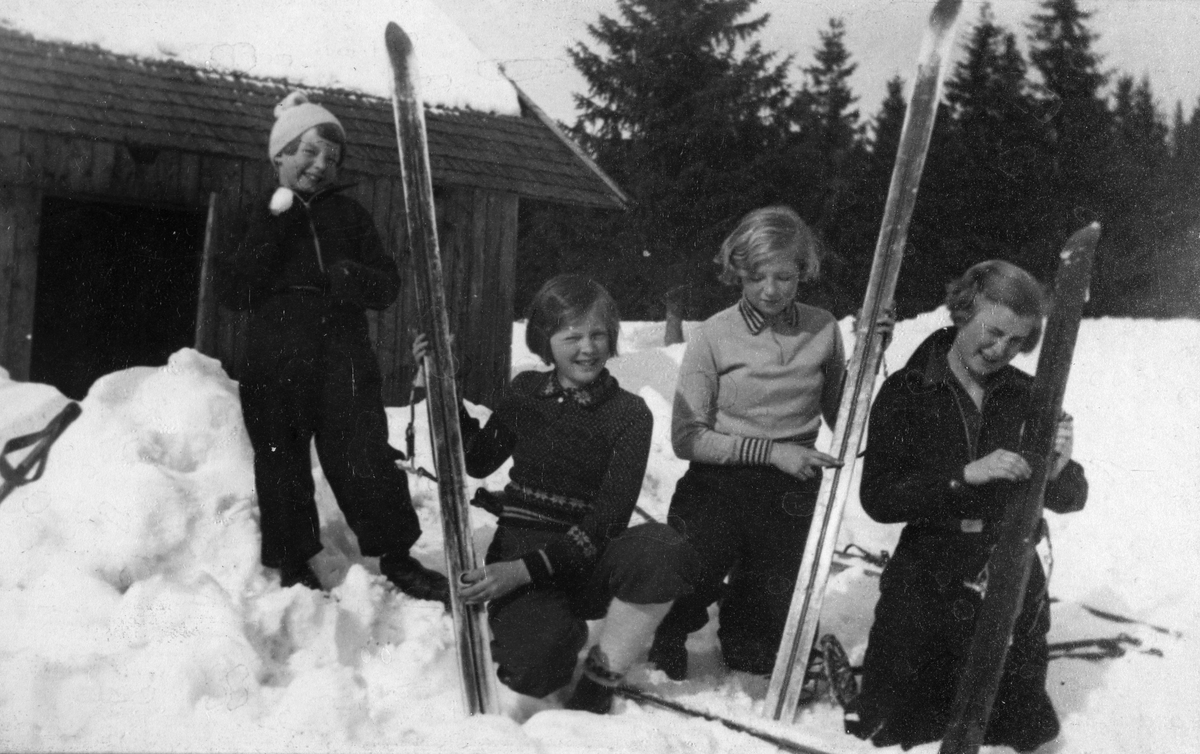 Gåsbu ca. 1935. F. v. Randi Meyer, ukjent, Gudrun Martens, Ingrid Jenssen, smører ski. 
