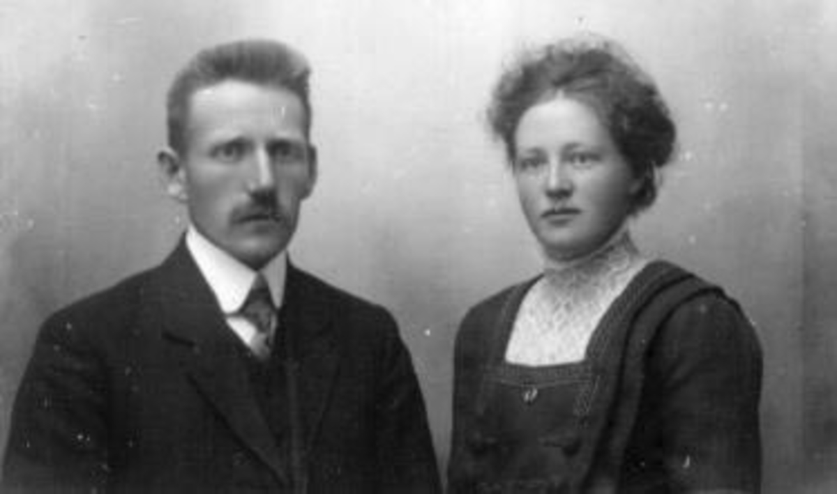 Portrett av ekteparet Karl og Anne Lykseth. Anne er født Dobloug fra Seberg i Ringsaker.