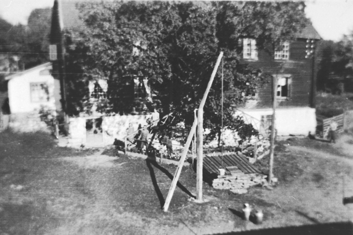 Hovedbygningen på Sølvsberg vestre, Nes, Hedmark. Revet i 1950-årene. Vippebrønn.