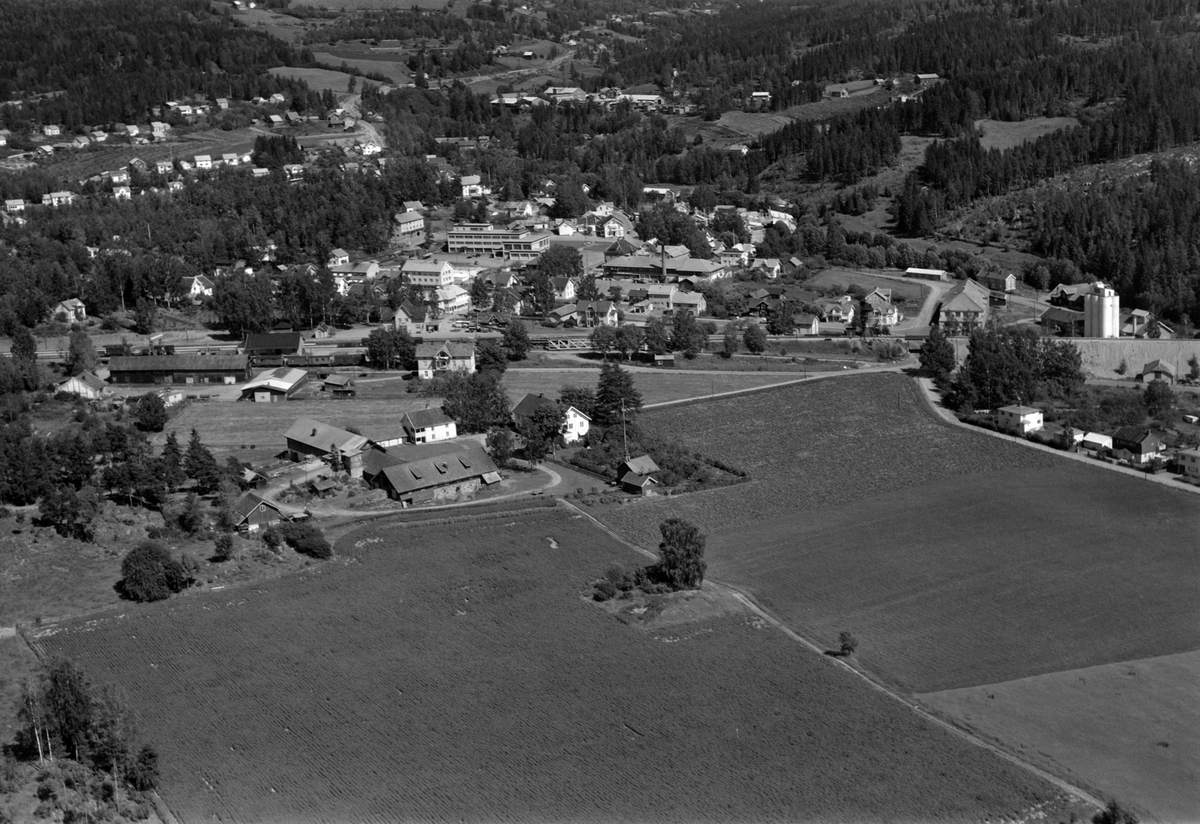Flyfoto av Mo gard og bebyggelse ved Storgata, Moelv, Ringsaker.