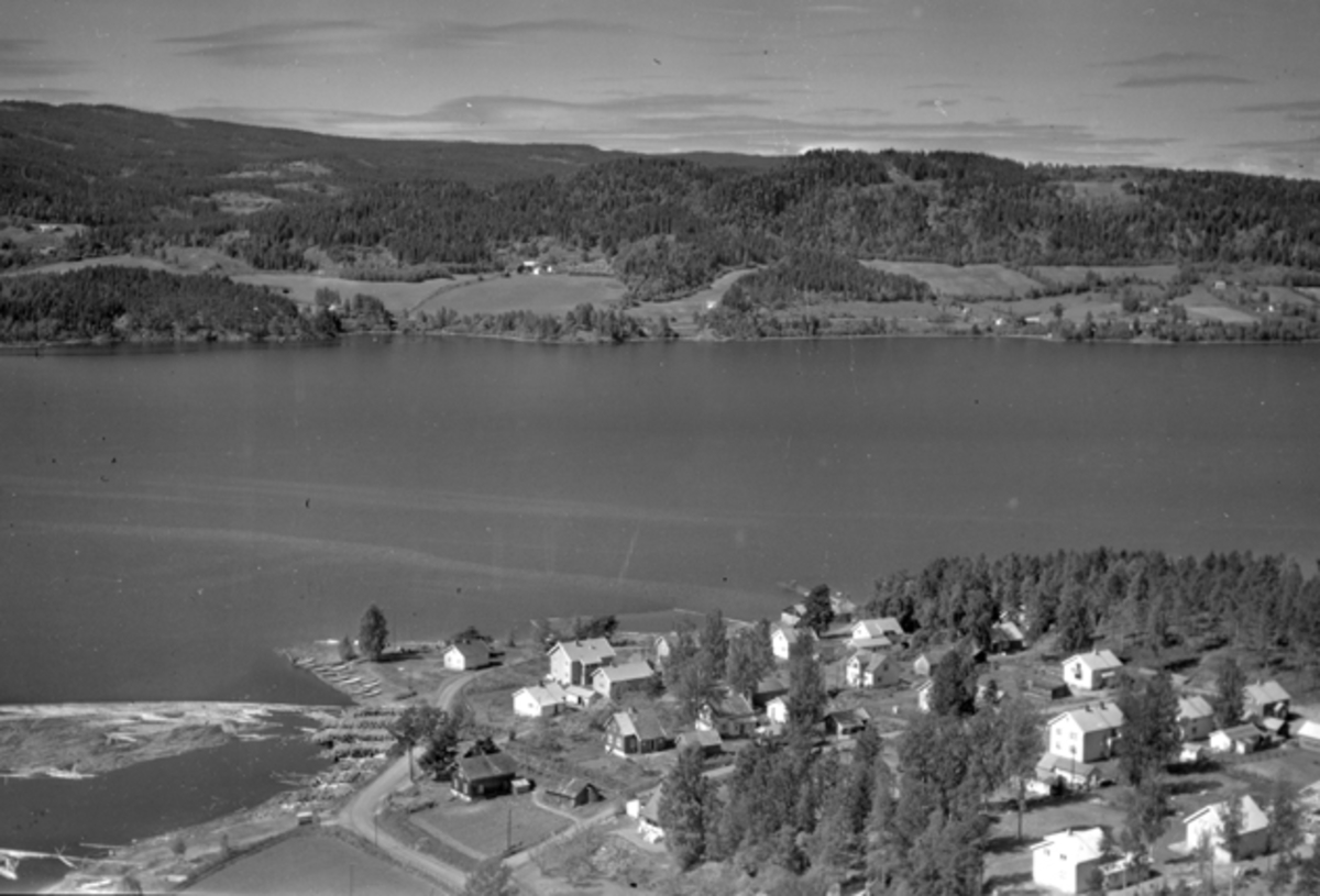 Flyfoto av Brennerivika med tømmer, Moelv, Ringsaker.