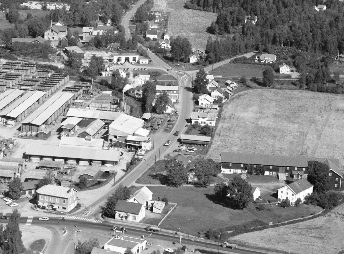 Flyfoto, Lundby bruk, bebyggelse langs Mausetvegen, Brumunddal, Ringsaker.
Lundbysaga dominerte mye av Brumunddal sentrum i 1970. Fra venstre i forgrunnen Kolloen-butikken (grønt hus) Telefonsentralen og Buttekvern.