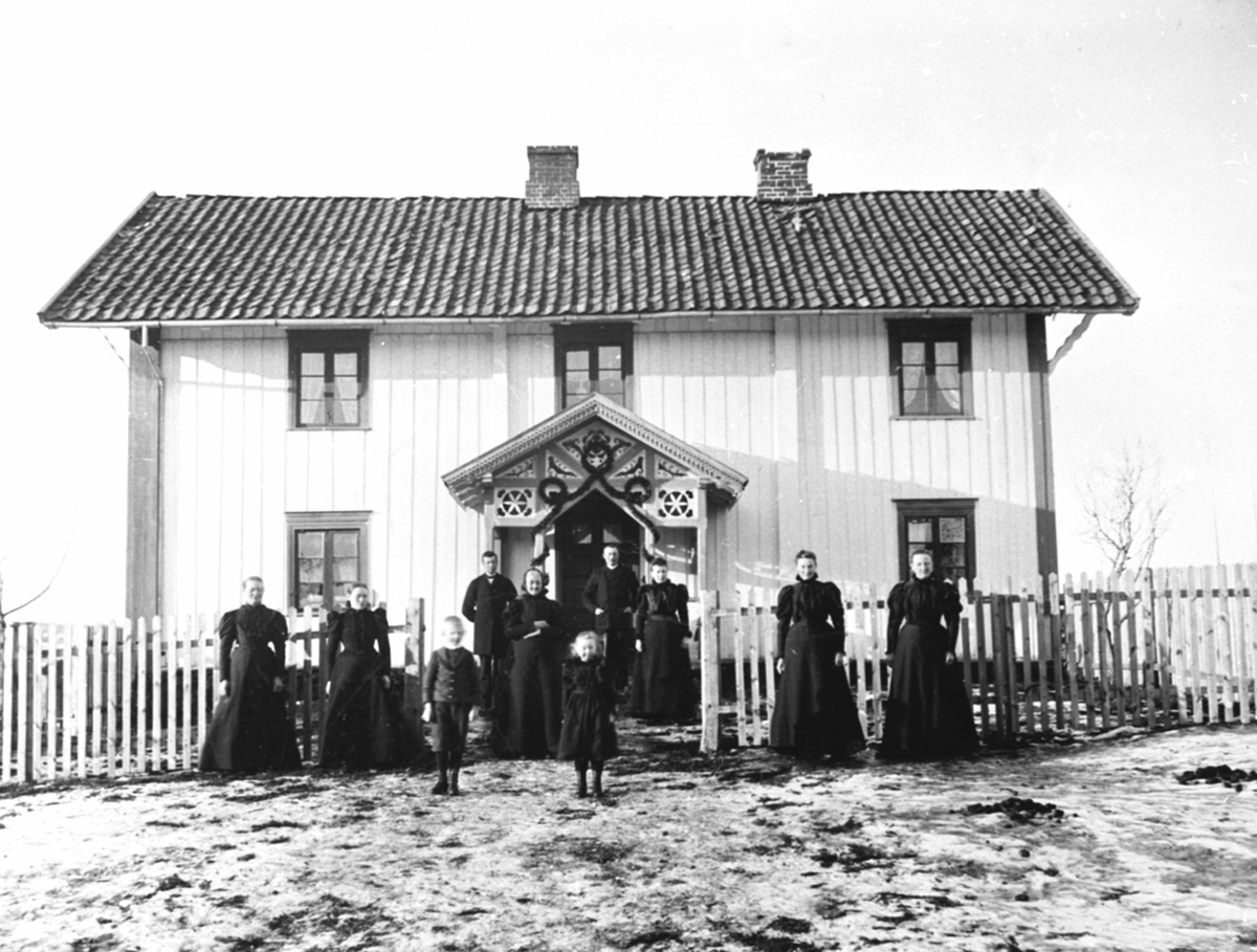 Begravelse. Eksteriør, Granerudstranden, Strand østre, pyntet med granbar. Familie foran hovedbygningen, almenningsbestyrer Martin Gundersens (1827-1898) begravelse.