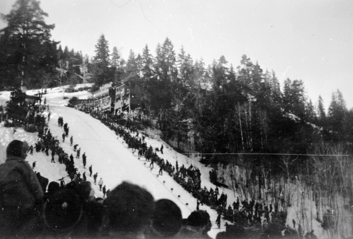 Frambakken i Brumunddal. Idrettslaget Fram sin hoppbakke med dommertårn. Hovedlandsrennet 1928.