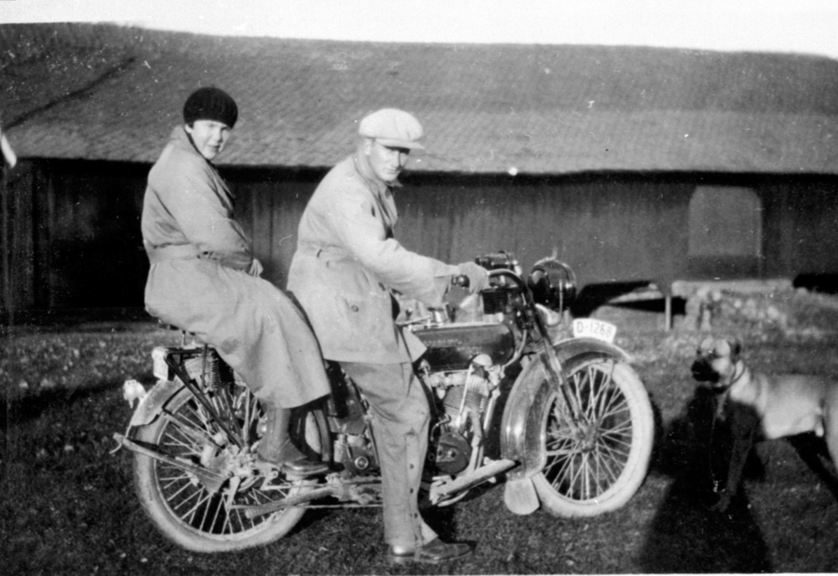 Motorsykkel, Harley Davidson, D-1268, på sykkelen er Anne Sofi Skamarken, Thore Otto Grüner Bjerke,Nerkvern gård, Brumunddal. En 1924 modell Harley Davidson med magnet tenning, altså en F modell. Acetylene belysning. Eieren har kostet på seg spedometer av typen Johns Manville som er montert på tanken.