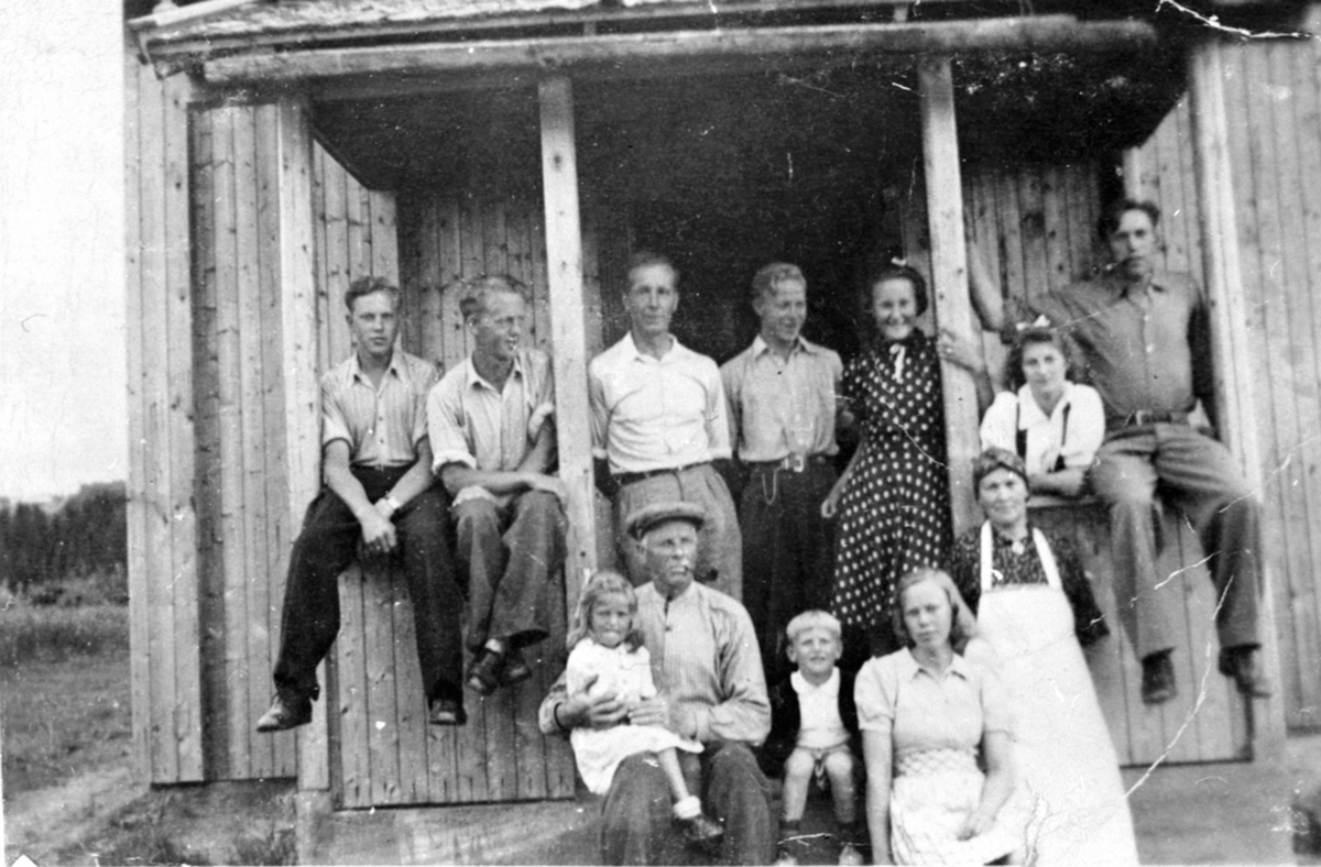 Ingeborg og Jens Granvold med barn og barnebarn på Granvold, Veldre, Ringsaker.