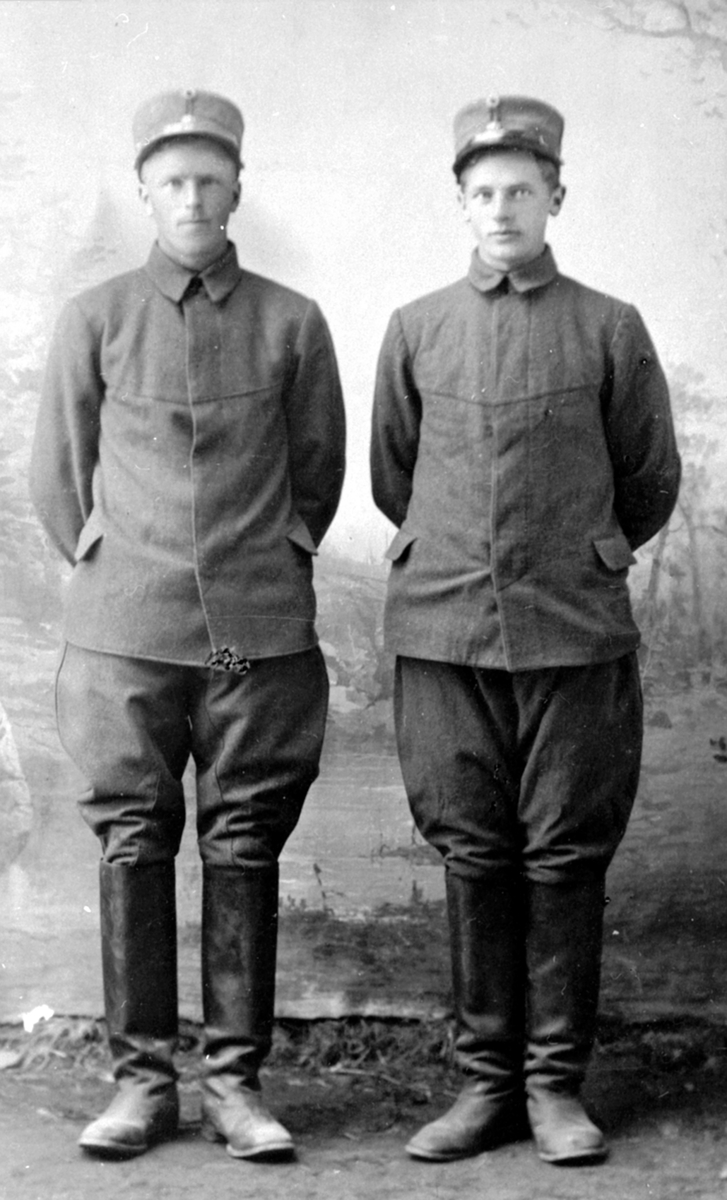 2 soldater i ridebukser fra kavaleriet på Hvalsmoen. Alf Skjeseth fra Berg østre, Ringsaker og Einar Busterud.