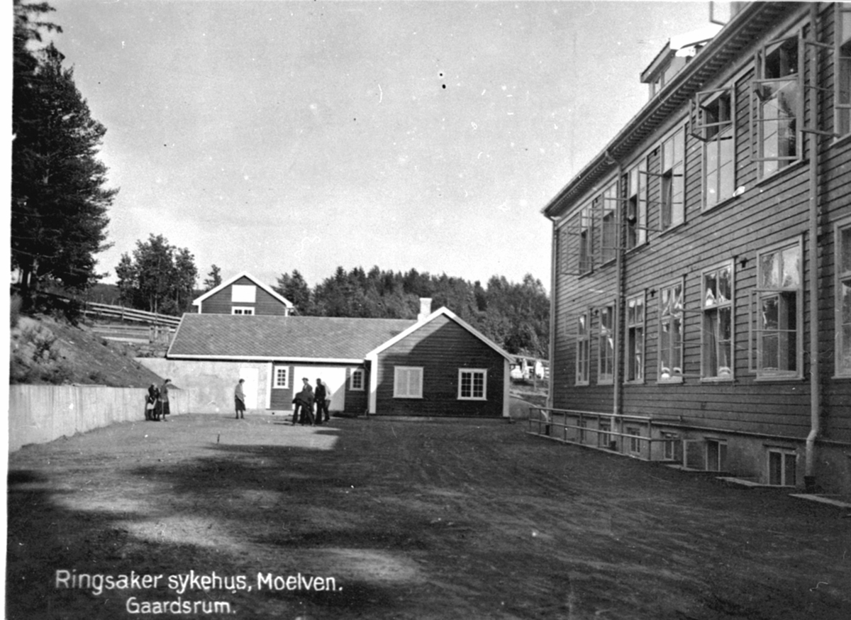 Postkort, Ringsaker sykehus, Moelv, gardsrommet på baksiden.