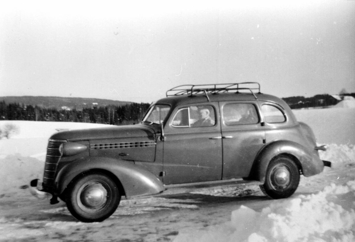 Bil, Chevrolet 1938 modell, Kristian Helseth bak rattet, Årsrud, Gaupen, Ringsaker.