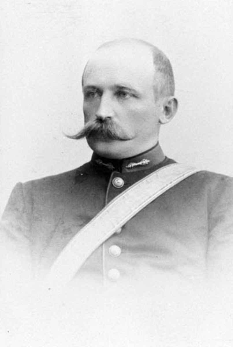 Portrett av kaptein Emil Abraham Svartshoel (1859-1909) i uniform, Kvam, Nes, Hedmark.