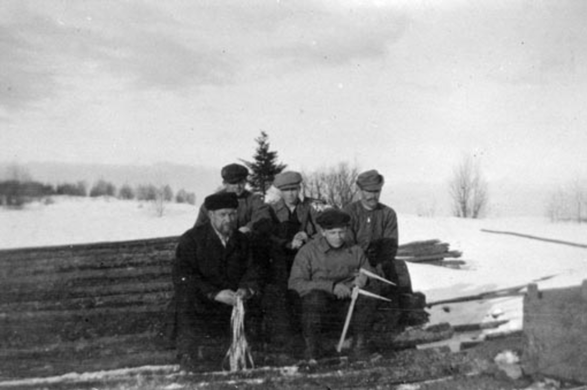 Tømmermålere har pause på ei tømmerlunne på Ousdal nordre, Nes, Hedmark.