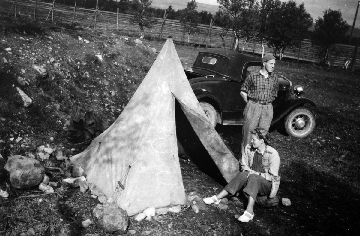 På biltur til Bergen i 1951 med telt og bil. Sanderstølen. Mann og kvinne, camping.