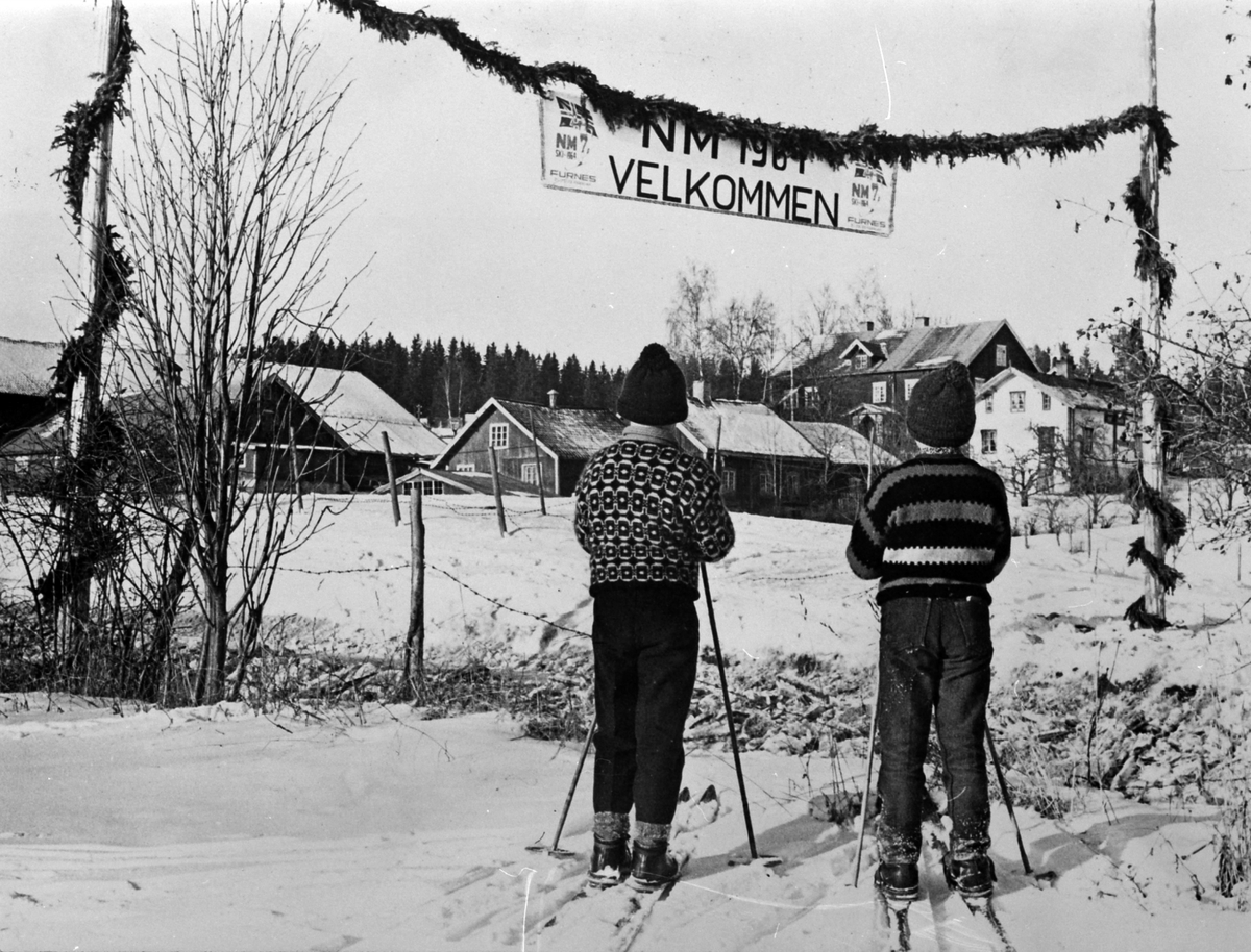 Norgesmesterskap, NM på ski, 21. -23. 2. 1964, granbarportal, to gutter på ski, Alu østre, 1964.